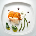 Pesce bianco con verdure grigliate su fonduta di ricotta
